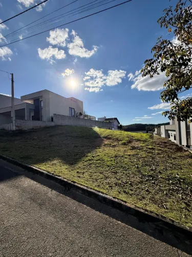 Terreno em condomínio de luxo à venda em Jarinu-SP, bairro Soares, com 525m² de área!