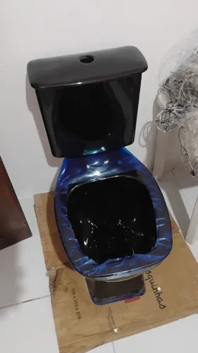 Vaso sanitário com caixa acoplada e pia quadrada preta novo na caixa marca luzarte