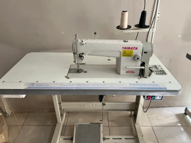 Máquina de Costura Industrial Reta Yamata