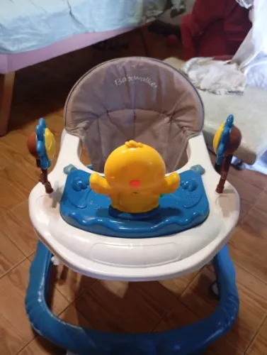 Vendo carrinho de bebê semi novo e andador semi novo.