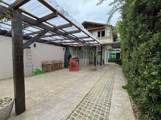 ALUGUEL: CASA QUADRA MAR NA PRAIA BRAVA EM ITAJAÍ