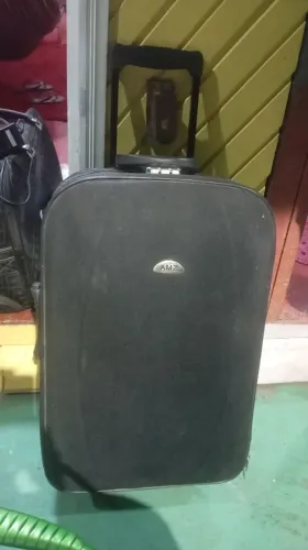 Mala boa , está com um pequeno rasgado, o restante está tudo ok. *63. Contato aí 