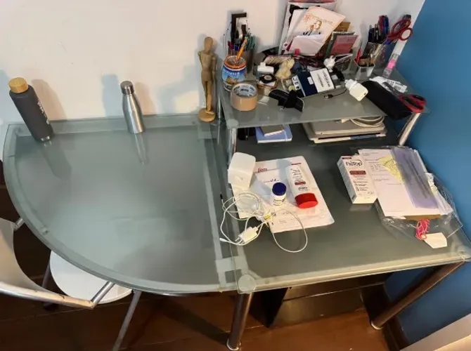 Escrivaninha em vidro e pés cromados Tok Stok com apoio elevado de monitor