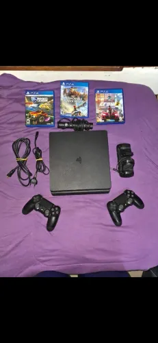 PS4 Slim 1TB SSD + 2 Controles + Câmera + 3 Jogos + Base de Carregamento + Cabos Completo