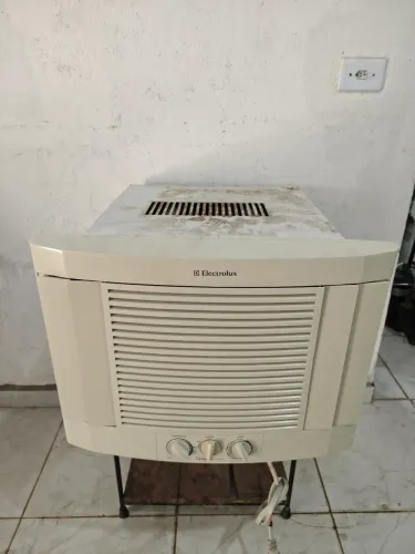 Ar condicionado elétricolux 10.000 BTUS funcionando perfeitamente gelando muito bem 