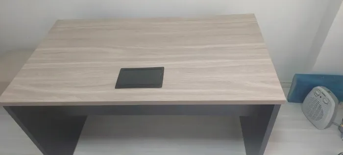 Mesa de escritorio com 2 gavetas com chava