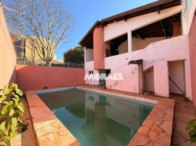 Casa sobrado com 3 suítes, 6 vagas, à venda, a/c 340 m² por R$ 750.000 - Centro - Bauru/SP