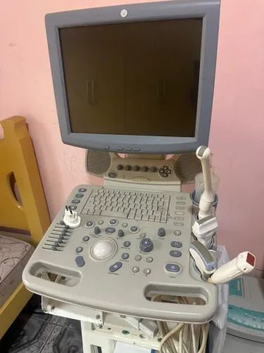 aparelho de ultrasonografia e eco