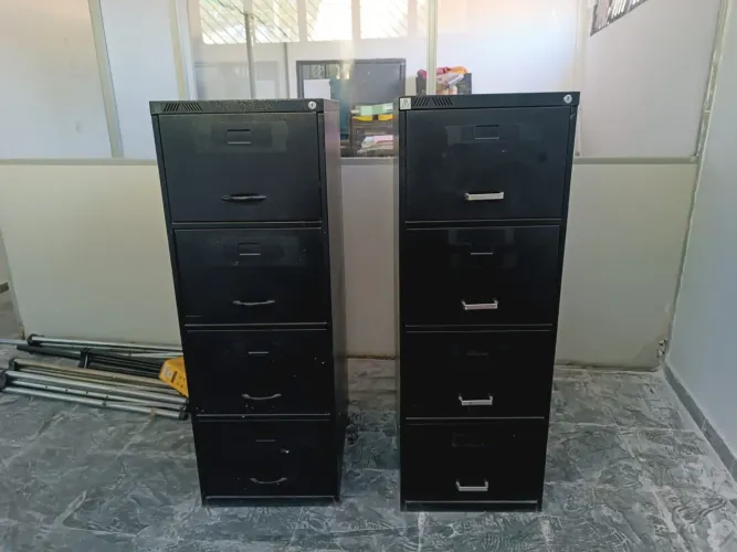 Armário arquivo com 04 gavetas cor preto reforçado semi novo. 650 reais cada.