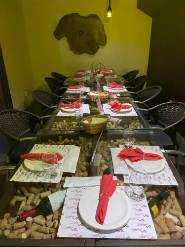 Mesa em madeira com tampa de vidro