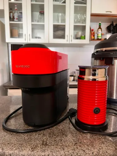 Cafeteira Nespresso Vertuo Pop + Espumador de Leite Aeroccino