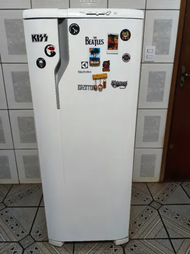 Vende-se Geladeira Eletrolux 240L