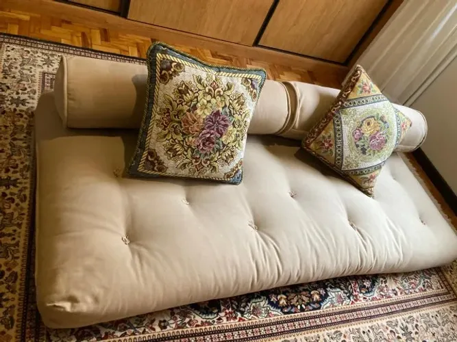 Futon Cáqui Acompanha 2 Bolsters (Almofadas Rolo) - Excelente Estado