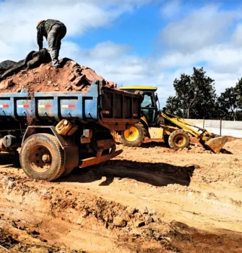 CAMINHÃO CAÇAMBA PARA ENTULHO E TERRA - BRASÍLIA DF