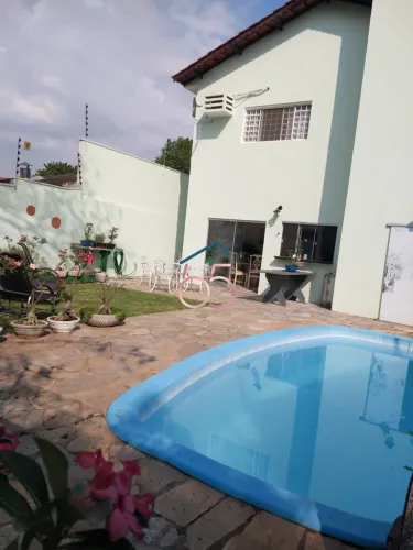 Casa em Condomínio Fechado no Jardim Itália com Piscina e Energia Solar