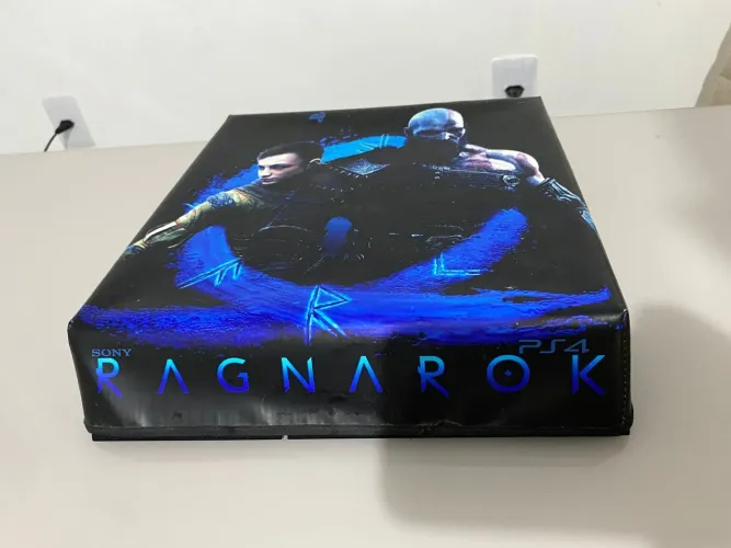 Console PS4 C/ 2 Controles (1 original e outro segunda linha) + 4 jogos (3 dig. 1 físico)