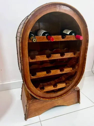 Adega de madeira