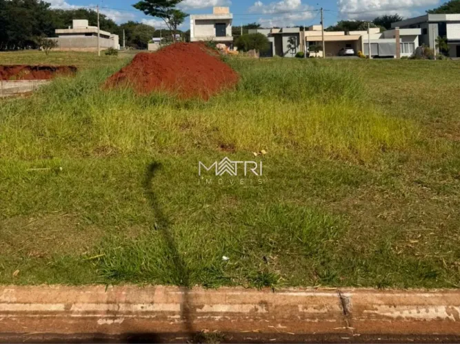 Terreno à venda no Condomínio Bella Vittá em Araraquara