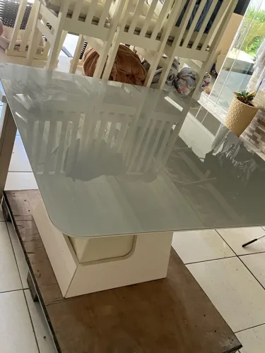 Mesa branca de vidro quadrada