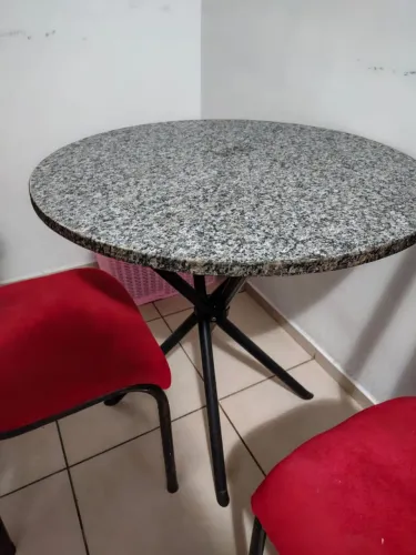 Mesa com 4 cadeiras