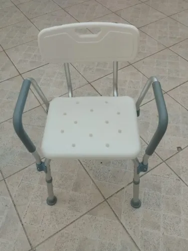 Banco de banho com encosto e braço - design ergonômico