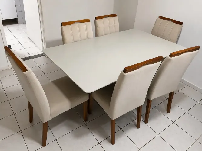 Vendo Conjunto de Mesa com 06 cadeiras