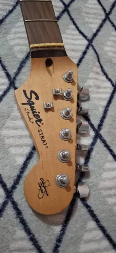 Guitarra Squier Stratocaster sem captadores e parte elétrica