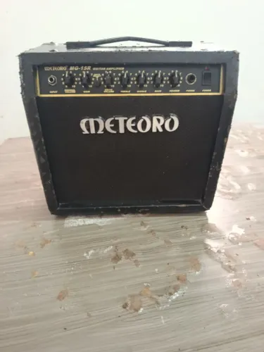 Caixa Meteoro MG-15R guitarra ?
