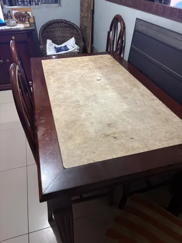 Vende-se Balcão e mesa de Jantar com 6 cadeiras 