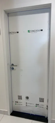 Duas portas novas e embaladas