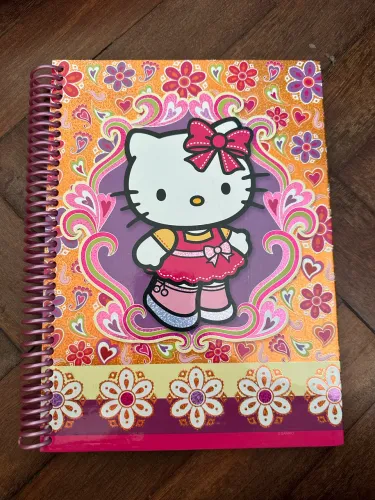 caderno vintage anos 2000 hello kitty grafons 