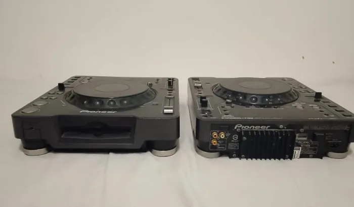 Par de CDJs Pioneer CDJ-1000MK3 (Leia a descrição)<br>