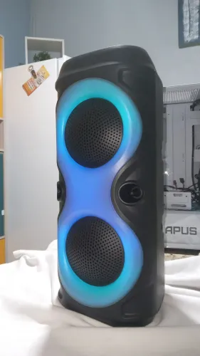 Caixa de som RGB tipo coluna 50 watts.