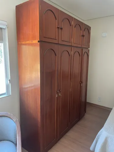 Cama e guarda-roupa 