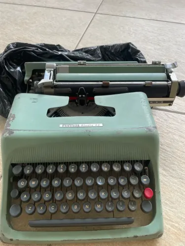 Máquina de escrever Olivetti Studio 44