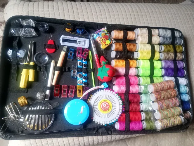 Vendo kit de costura com estojo no precinho 