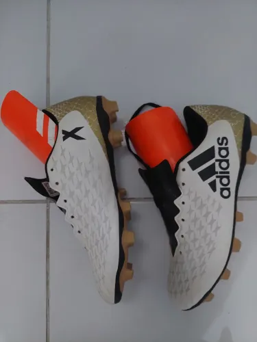 Chuteira Adidas 