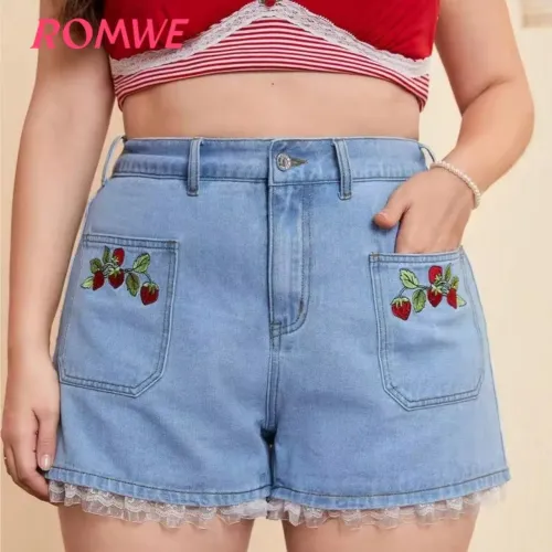 Short jeans azul claro com bordados de morango Romwe plus size 0XL