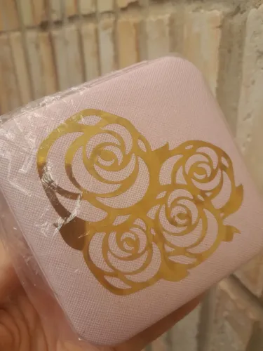 Mini porta-joias com aplique dourado