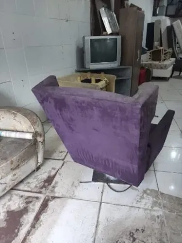 (Cód 028) Linda Poltrona Giratória grande e estofada em tecido Roxo super confortável