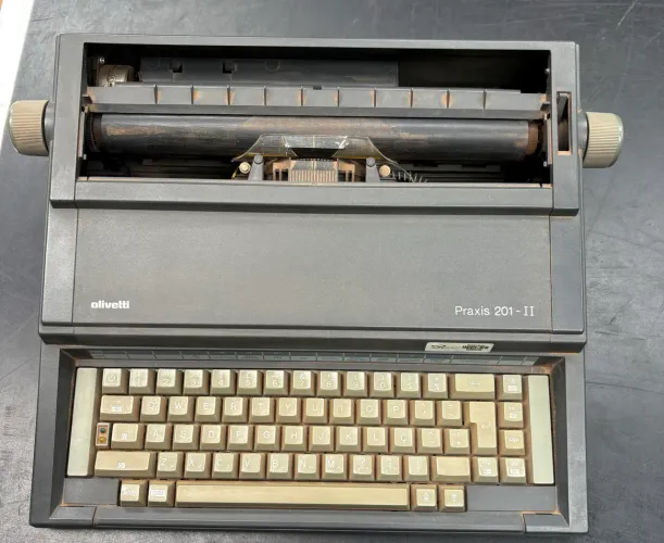 Máquina de escrever elétrica Olivetti Praxis 201-II