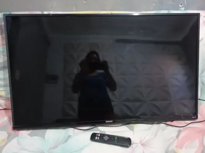 Smart TV 43 polegadas, Roku com defeito, para conserto ou retirada de peça