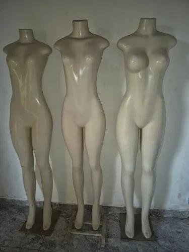 Manequim semi novo .