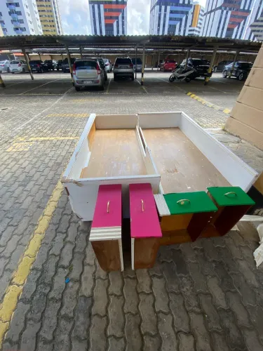 Cama de criança, ela é madeira, a cor branca é papel