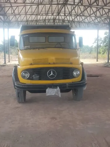 Caminhão com caçamba
