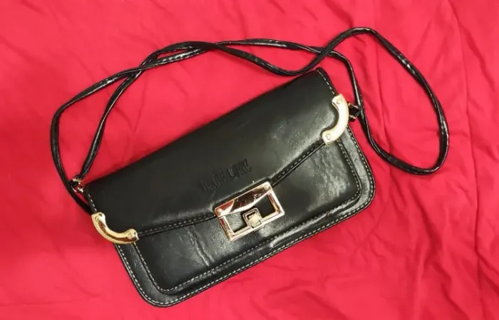 Bolsa média azul marinho para para dia a dia e eventos usada