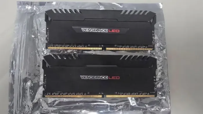Memoria Ram Corsair Vengeance Led Red 16gb 2x8gb Ddr4 3200mh (Usado)