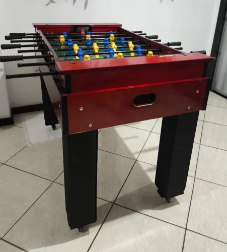 Vendo Pebolim (Totó) com 135 cm de comprimento por 80 cm de largura 