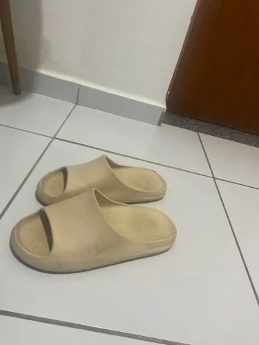 Chinela slide bege
