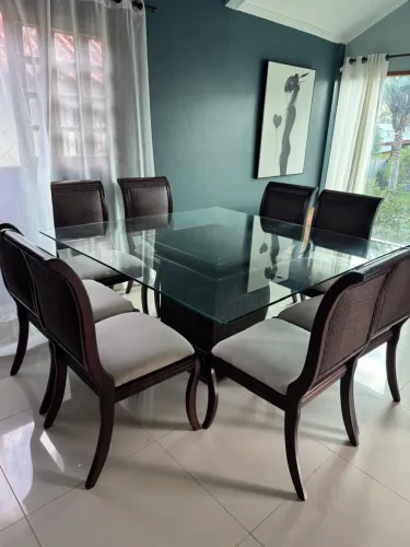 Mesa de jantar quadrada com 8 cadeiras